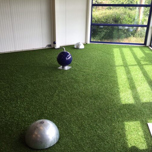 Speeltoestel Spelzone 11 Het speelveld dient 5x5 meter te zijn met een vrije val ruimte van 1,5 meter.